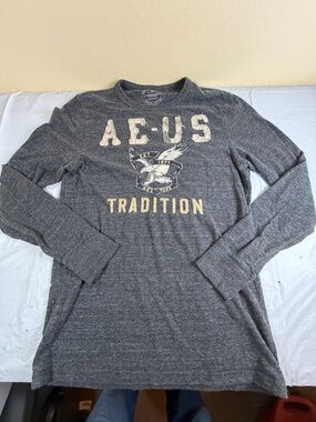 American Eagle Outfitters Gray Long Sleeve Graphic Tee